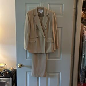 Beautiful Jones of New York cream pants suit